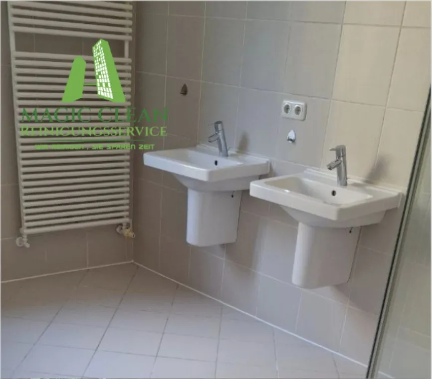 Altbau-Bad mit zwei glänzenden Waschtischen