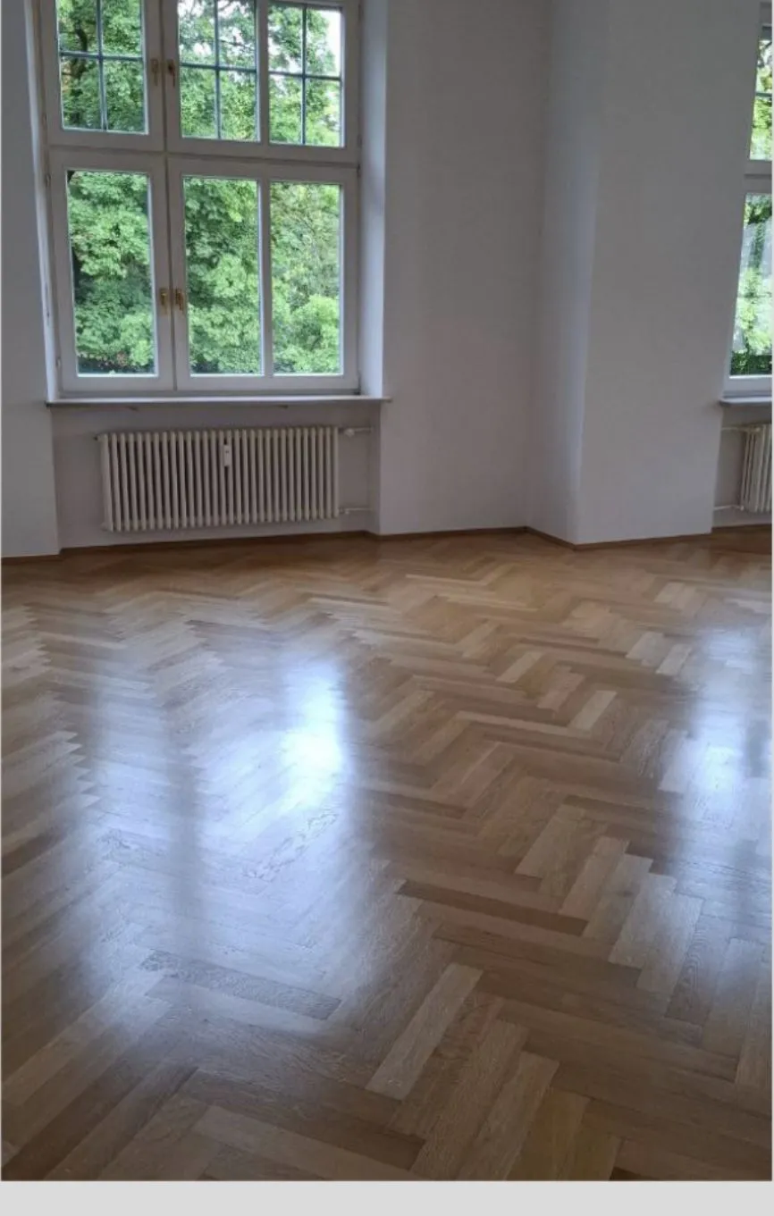 Altbauwohnung nach der Endreinigung: Fischgrätparkett und Sprossenfenster