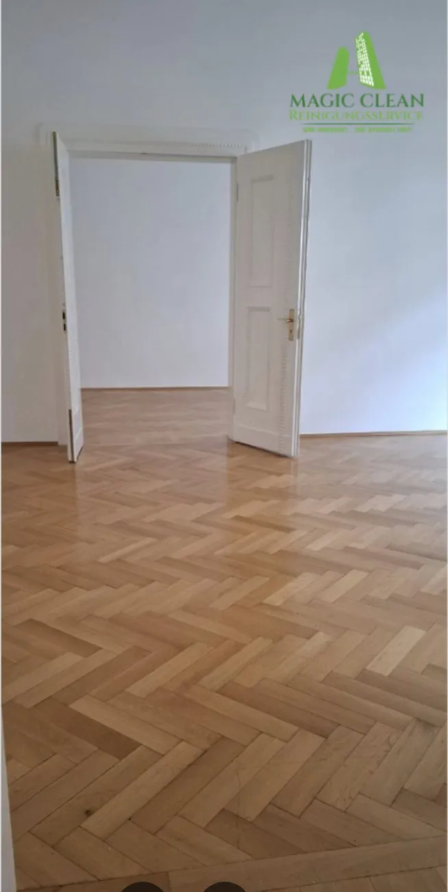 Helles Zimmer mit Flügeltür und gereinigtem Parkett