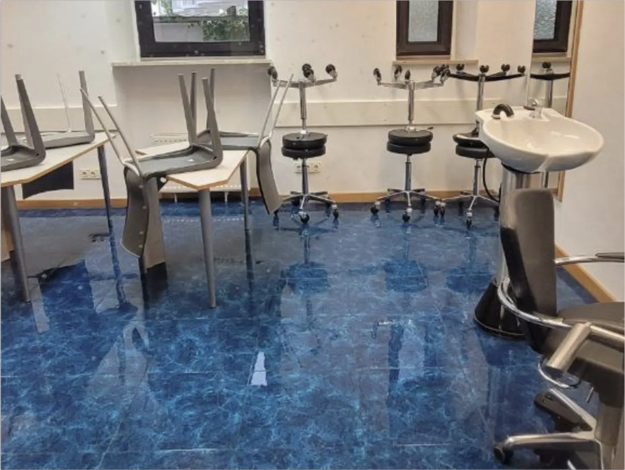Studio mit Behandlungsstühlen und Waschbecken nach der Reinigung