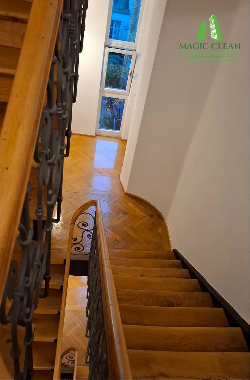 Blick von oben ins frisch gereinigte Treppenhaus mit Parkett