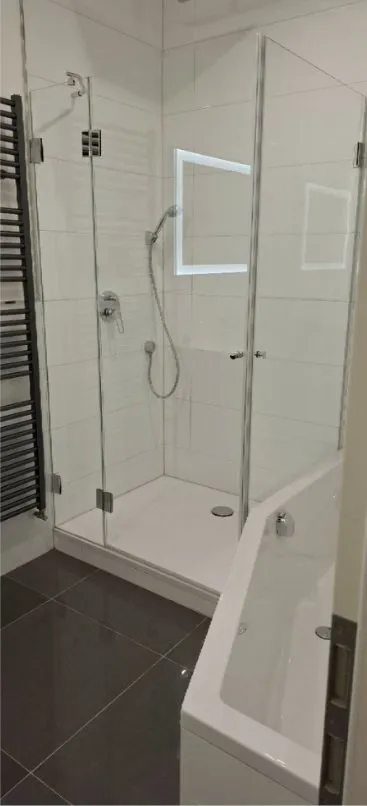 Neues Bad mit Glasdusche nach der Bauendreinigung, ohne Baustaub