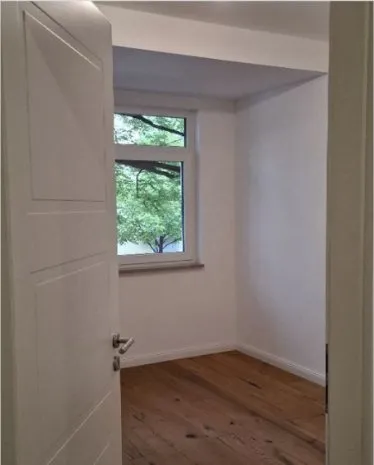 Zimmer nach der Renovierungsreinigung, Holzboden sauber